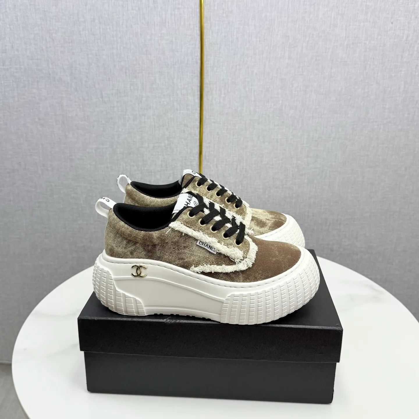 💕💕Factory direct selling price p640💕💕 Chanel Panda Shoes! 2025 counter's top casual sports shoes, this classic design; the upper is in the style of electric embroidery with various techniques; the outsole is fashionable and sporty; the unusual inclusion of a variety of color matching elements... The diversified mix and match is very good-looking and versatile, and can be used for leisure, fashion, sports, and outdoor... ꫛꫀꪝ Go➫ Materials: ❶Upper made of: original imported first-layer silk cowhide + original version waterproof cloth + original first-layer cowhide ❷Inner lining: Original Yangli+wang ❸ Outsole based on: Original TPU combination outsole Counter boutique packaging complete set for women 35–41